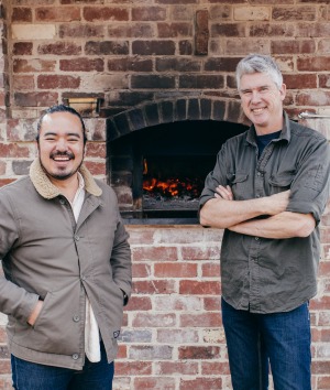 Adam Liaw(左)与Matthew Evans Aka The Gourmet Farmer,胖猪场。