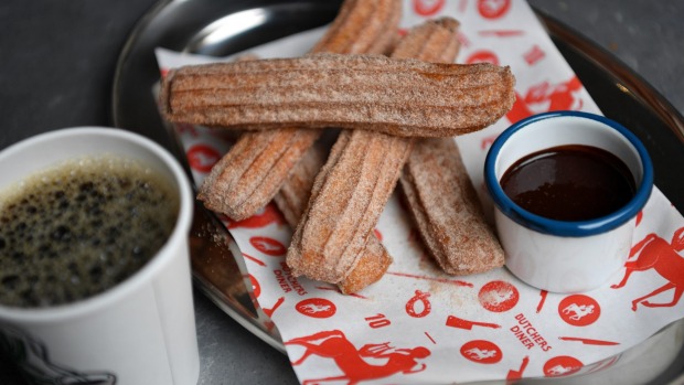 晚餐式过滤咖啡和churros。