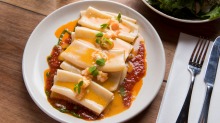 在Osteria Ilaria餐厅的Paccheri意大利面配对虾。