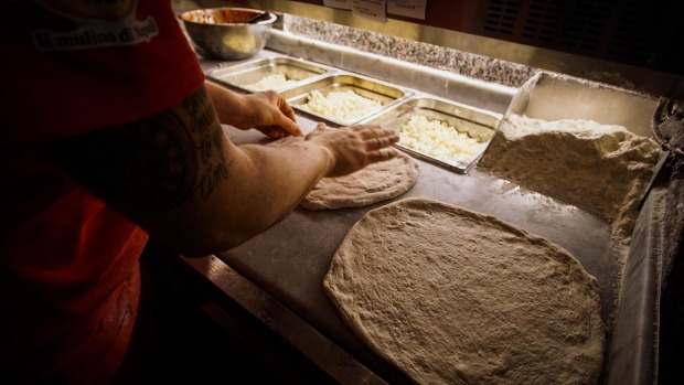 一个那不勒斯'Pizzaiuolo'(Pizza Maker)准备意大利那不勒斯的披萨。