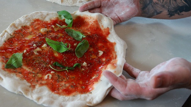 Chef Marco Graziani在布里斯班的Tartufo餐厅准备披萨。