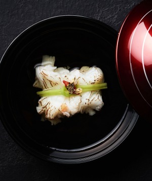 Sakisui(Scampi,Junsai Akita,Yuzu,Bonito和Kobu Broth)。