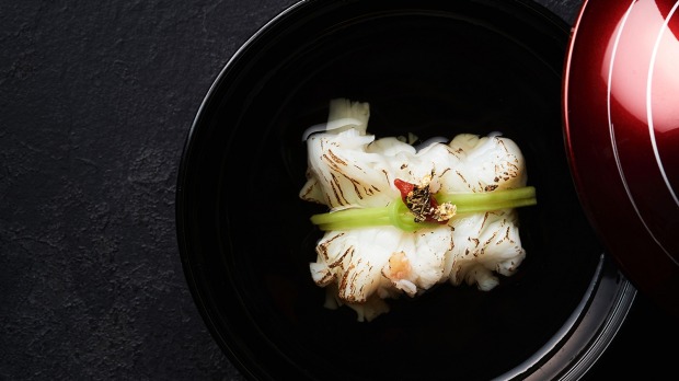 Sakisui(Sakisui(Scampi,Junsai Akita,Yuzu,Bonito和Kobu Broth),位于Ishizuka。