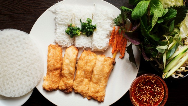 签名Banh Hoi Chao Tom(DIY米纸卷蒸米饭面条蛋糕和糖甘蔗虾)。