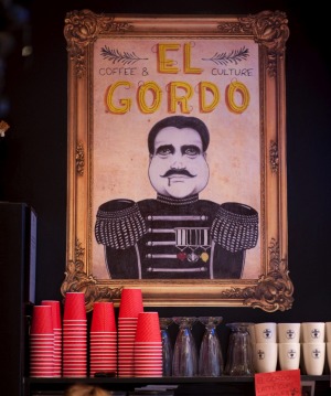 Chancery Lane Harbors El Gordo,西班牙咖啡馆剥离Bocadillos和Tapas,用早餐鸡尾酒洗了下来。