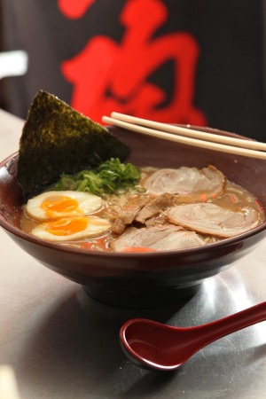 Tonkotsu拉面在Gumshara拉面。