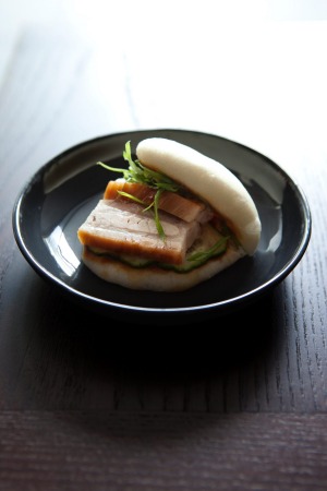 Momofuku Seiobo的猪肉小圆面包。