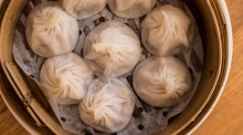 上海街的一篮子小龙宝。