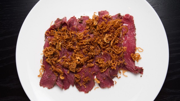 袋鼠熏牛肉,培养奶油和脆洋葱。