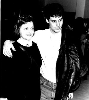 John Fink与他的母亲,电影制片人Margaret Fink,在1986年的电影“独自爱”中的总理。