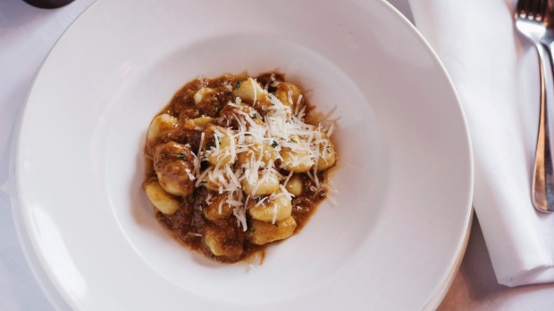 Gnocchi用百里香和羊肉ragu。