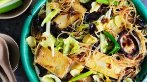 shiitake,豆腐和白菜炒菜。