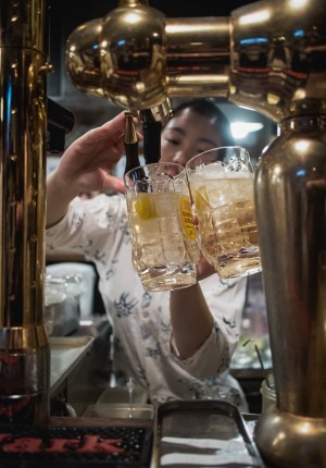 Kaku Highball,经常在水龙头和机器混合的啤酒中携带。