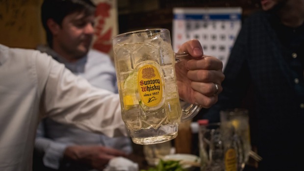 Suntory Whiskey正在制作飞溅。