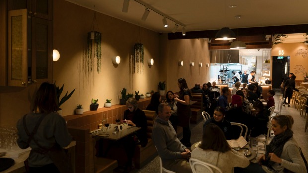 Lillah餐厅的用餐区从酒吧延伸到一间明亮的开放式厨房。