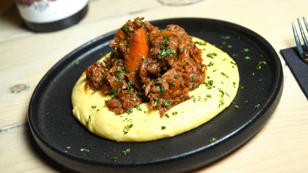 史密斯和女儿的工厂的“oxtail”ragu。