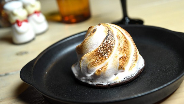Vesuvius甜点笼罩在Aquafaba(鹰嘴豆盐水)蛋白酥皮中。