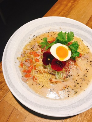 在Shizuku拉面,威士忌掺加拉面。
