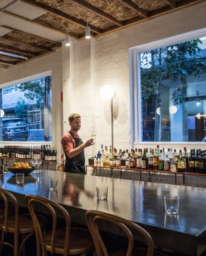 Poly是萨里山(Surry Hills)一家新建的地下步入式酒吧。
