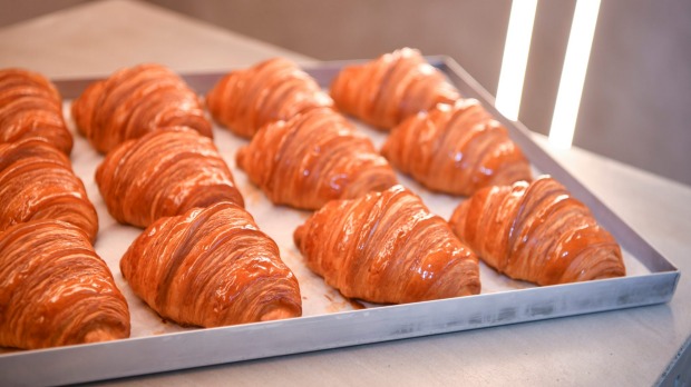 这家商店将采用Lune Pastry Classics,以及两次烘焙的羊角面包超级粉丝的爱情。