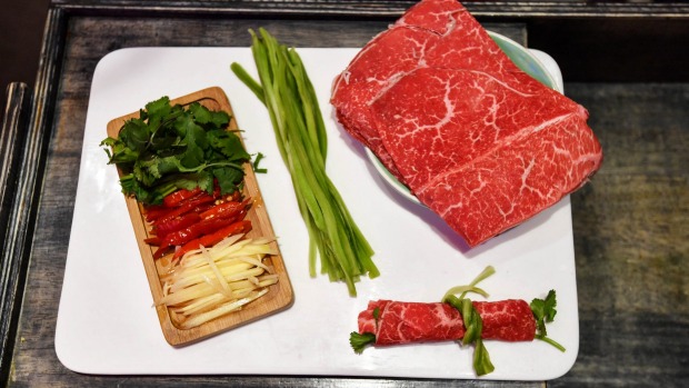 大卫的DIY#1 -一盘肉和调味品,由食客卷和组装。