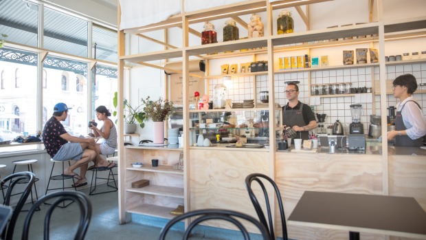 IMA Project Cafe中的松树,胶合板和简单性。