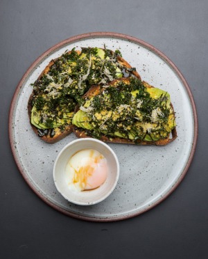 用可选的Onsen鸡蛋撒上Avo Toast。