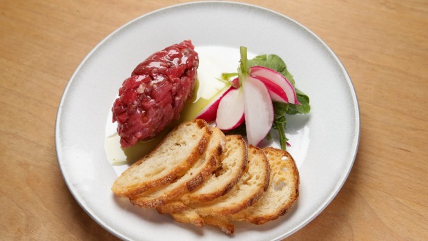 Sirloin Crudo用萝卜和吐司。