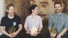 左边:澳大利亚Barista锦标赛的获胜者Matthew Lewin,Brewer的Cup Champion Yanina Ferreyra和Hugh ...