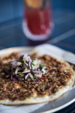 在anason的Lahmacun在巴兰加罗。