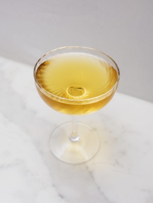 萨米鸡尾酒在岩石中可能是萨米。