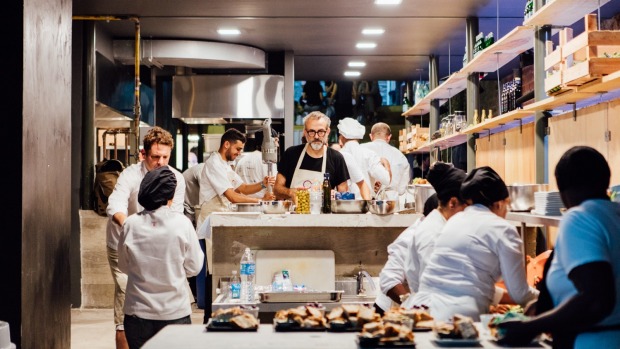 巴西Refettorio Gastomotiva餐厅的马西莫·博图拉(Massimo Bottura)和他的厨师们。“title=
