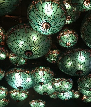 香港的蜻蜓酒店(Dragonfly)的天花板上挂满了蒂凡尼(tiffany)风格的绿松石彩色玻璃灯。