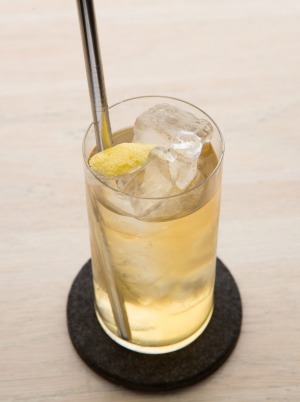 “果园里的散步”鸡尾酒是向前调酒师奥兰多·马佐致敬。