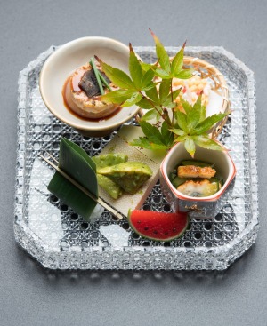 Zensai,一个微小美食的拼盘,部分ishizuka的11课程Kaiseki菜单。