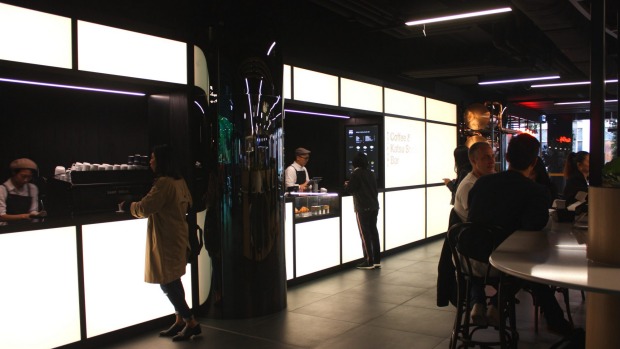 Saint Dreeux的Lightbox立面和光滑的黑色柜台。