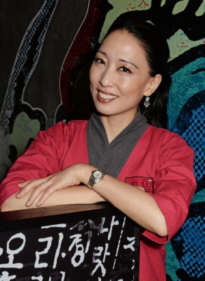韩国厨师,作者和现实电视明星朱迪·乔标题2019年乌布食品节。