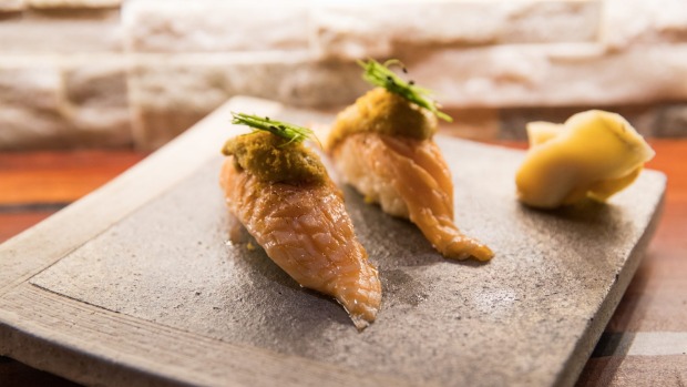 Aburi King Salmon Nigiri Sushi与海胆和Bottarga。