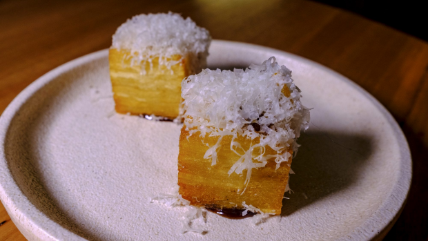 盘子,Pommes Anna用黑大蒜和炸面包用发酵的蕃茄和hapuka在餐馆,Etta Brunswick,2019年4月30日星期二。照片路易斯恩里克ascui