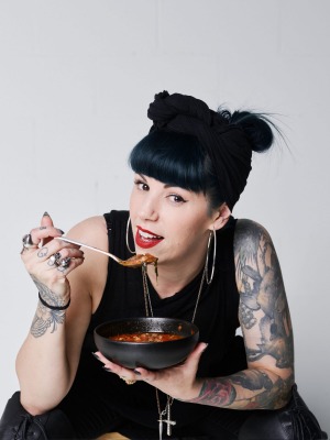 香农·马丁内斯(Shannon Martinez)发起了4美元的膳食挑战,以帮助圣心使命。