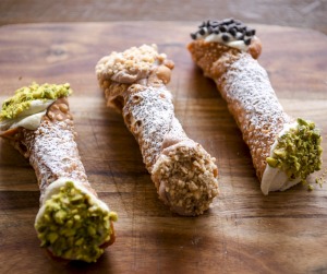 如此靠近,但到目前为止:来自Cannoli Bar的糕点。
