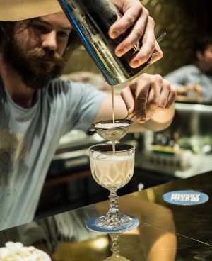 金条调酒师创造定制的鸡尾酒。