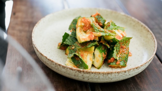 捣碎的黄瓜,Sambal oelek,薄荷在yung guys。