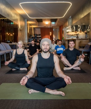 George Calombaris也鼓励他的员工练习冥想。