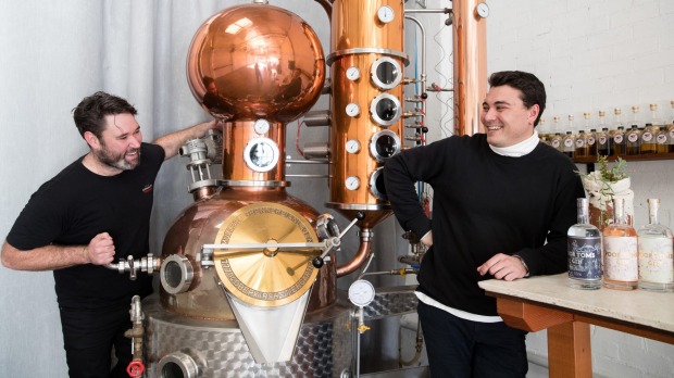 可怜的汤姆斯共同拥有者Jesse Kennedy(左)和Griffin Blumer在悉尼Marrickville的Gin Distillery。
