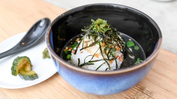 Saba-chazuke musubi与腌制的鲭鱼。