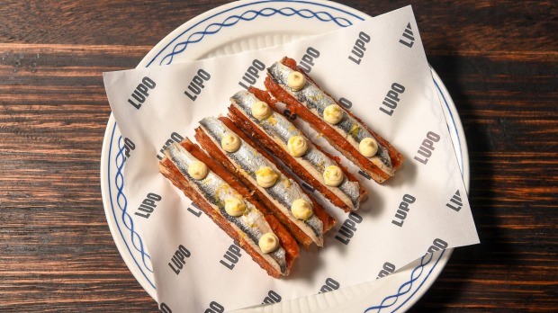 去盘子:Crostini堆放着'Nduja和Anchovy。
