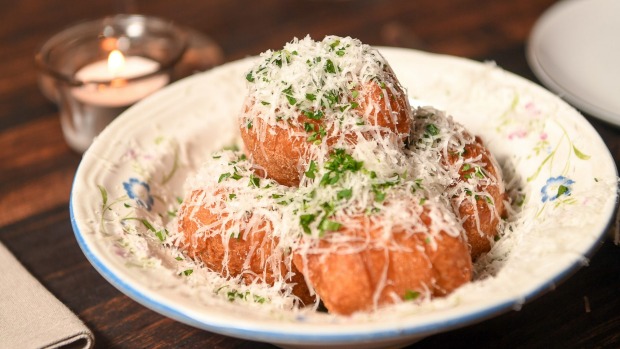 Gnocco Fritto,大蒜,Grana Padano。