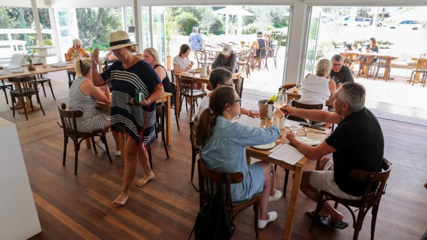 Dunes Palm Beach酒店提供白洗净,休闲,海滩友好的全天用餐。