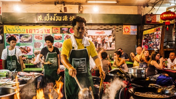 在唐人街继续您的街头食品任务,这将从曼谷运送到北京。